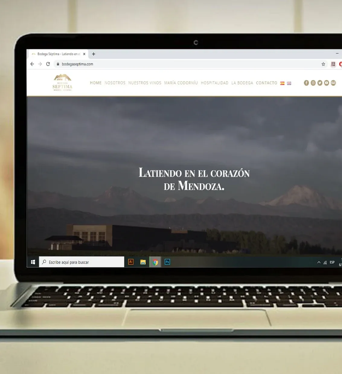 Sitio de Bodega Séptima en una laptop: Latiendo en el corazón de Mendoza